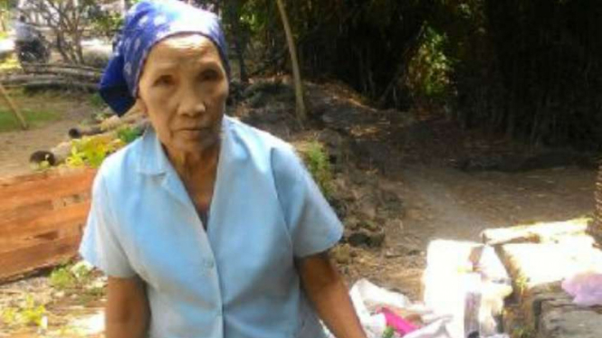 Simpen, nenek warga sebuah desa di Kabupaten Gresik, Jawa Timur, yang berkurban kambing dengan menyisihkan sebagian hasil kerjanya sebagai pemulung saat ditemui pada Minggu, 11 September 2016.