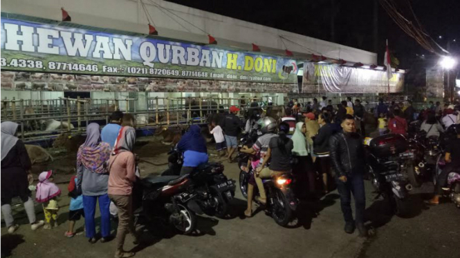 Warga Depok padati tempat penjualan hewan kurban