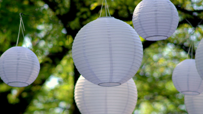 Ilustrasi lampion kertas.