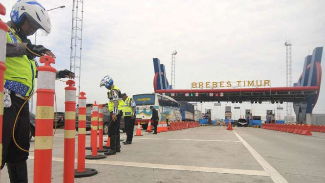 Petugas memasang pembatas jalan di gerbang tol Brebes Timur