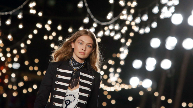 Gigi Hadid saat tampil di catwalk