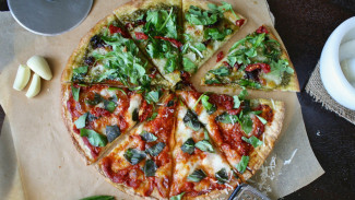 Ternyata Cara Makan Pizza yang Benar Adalah Dilipat