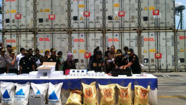 Petugas Bea dan Cukai bersama polisi sita 160 ton amonium nitrat