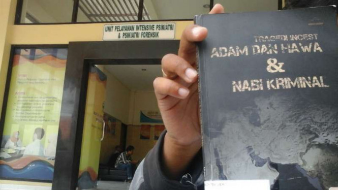 Buku berjudul Tragedi Incest Adam dan Hawa & Nabi Kriminal karya Ahmad Fauzi, warga Semarang, Jawa Tengah, dan alumnus Institut Agama Islam Negeri Walisongo.