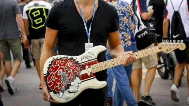 Gitar Fender 'Race Your Life' yang akan dilelang untuk badan amal Simoncelli.