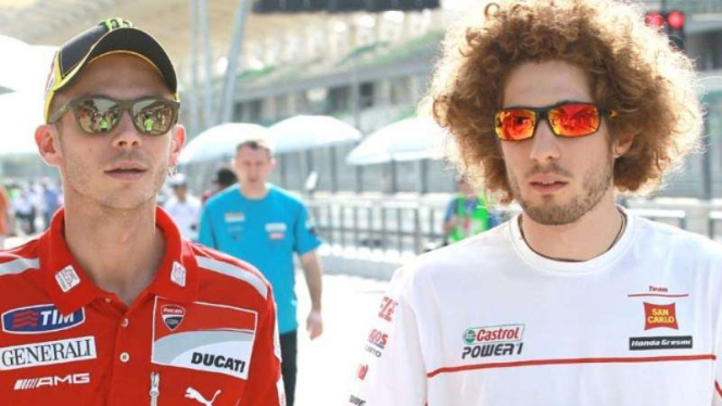 Kenangan Valentino Rossi dan Marco Simoncelli di sirkuit.