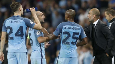 Pablo Zabaleta berbicang dengan Guardiola.