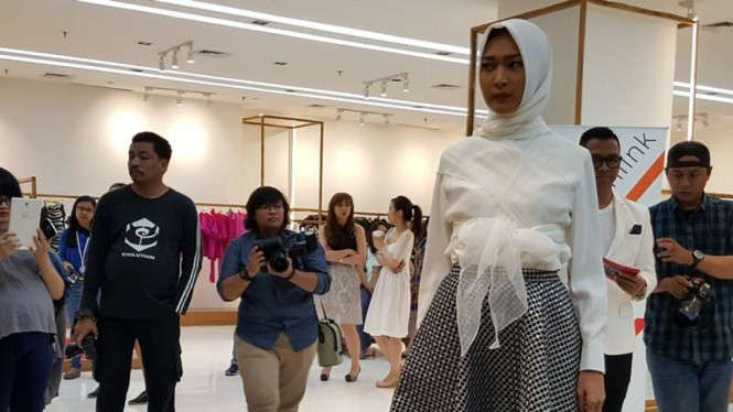 Model mengenakan rok oversized