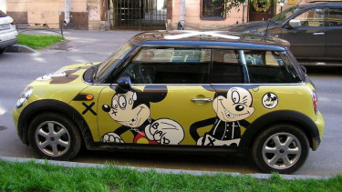 Cat airbrush pada mobil.