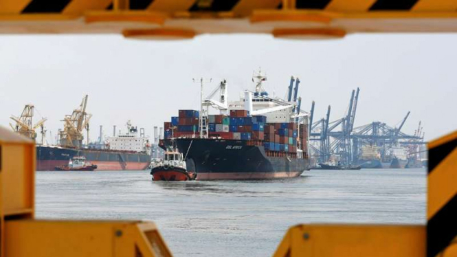 Kapal kargo kontainer dipandu tugboat di Pelabuhan Tanjung Priok.