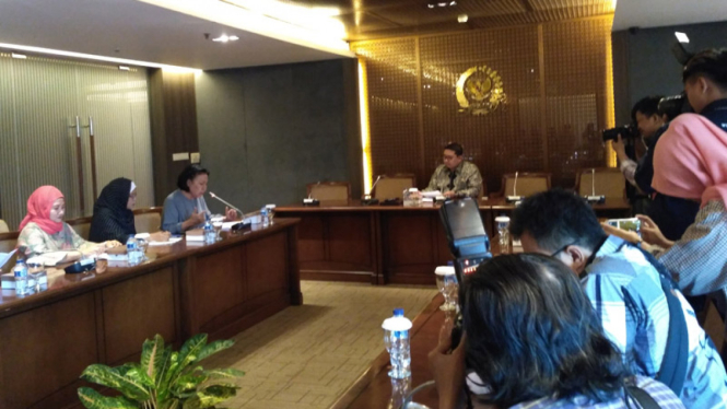 Aktivis Ratna Sarumpaet  mendatangi Gedung DPR RI