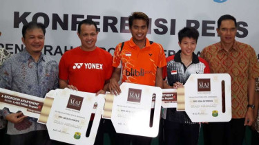 Owi/ Butet mendapatkan bonus dari PB PBSI