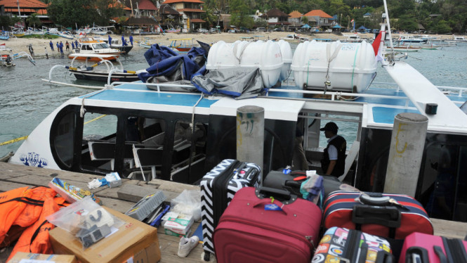 Petugas Laboratorium dan Forensik Denpasar melakukan penyelidikan terhadap kapal wisata Gili Cat II yang mengalami kecelakaan di Pelabuhan Padangbai, Karangasem, Bali, Kamis (15/9/2016). 