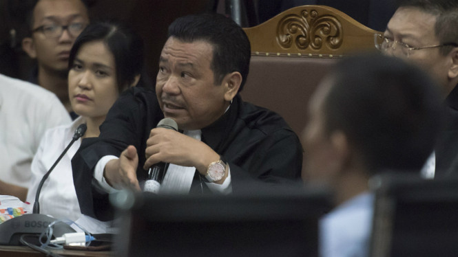 Jessica Kumala Wongso (kiri) didampingi Penasihat Hukumnya Otto Hasibuan (kedua kiri) saat sidang lanjutan di Pengadilan Negeri Jakarta Pusat.