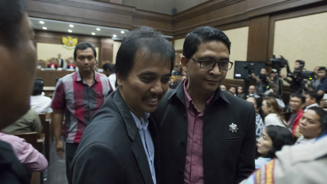 Ahli digital forensik dari pihak Jaksa Penuntut Umum, Kasubbid Komputer Forensik Puslabfor Bareskrim Polri AKBP Muhammad Nuh Al Azhar (kanan) didampingi Pakar Informasi dan Teknologi Roy Suryo (kedua kanan) berjalan keluar ruang sidang.