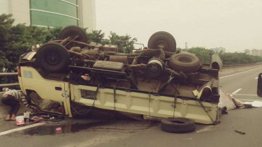 Truk terguling di tol dalam kota, tepatnya di Rawamangun arah Kelapa Gading
