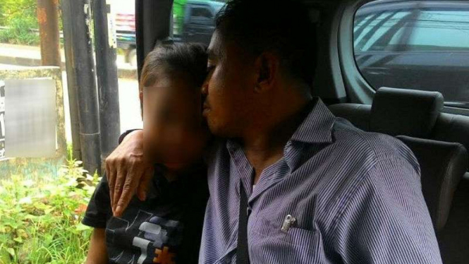 Sakinah Azzahra dipeluk ayahnya saat ditemukan di Pasar Cibinong.
