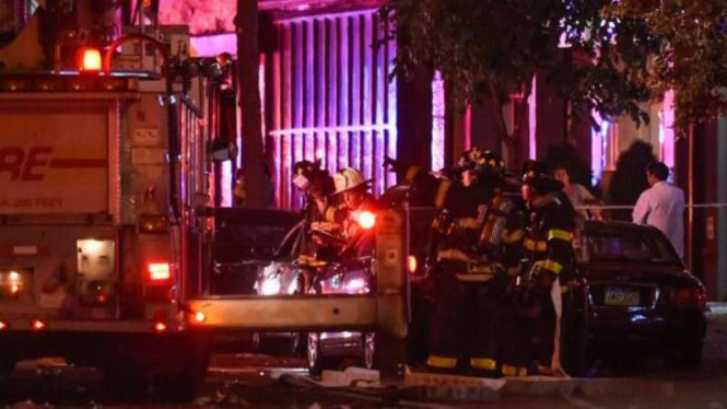 Petugas evakuasi korban ledakan di New York.
