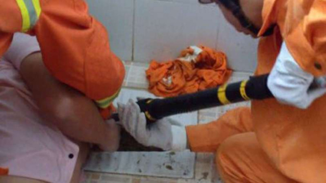 Petugas selamatkan  tangan pria nyangkut di lubang toilet.