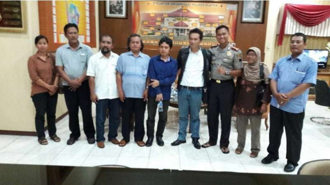 Kapolres Klaten AKBP Faizal bersama Sigit Pratomo (baju biru) dalam proses mediasi bersama pelapor Sigit (berjilbab). Sigit dituduh penggelapan usai mengunggah foto mobil Rubicon yang diduga milik Kapolres.