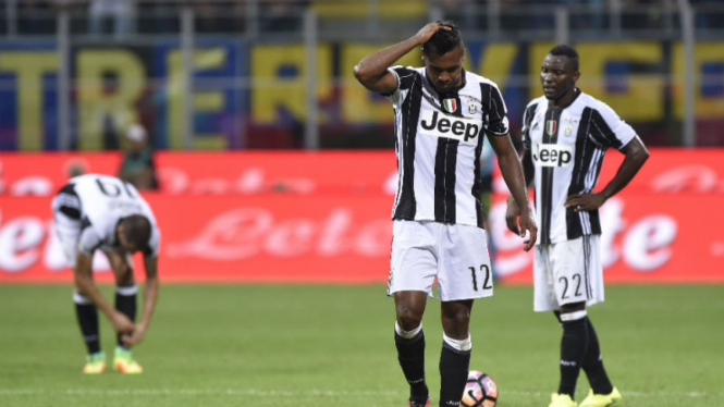 Pemain Juventus, Alex Sandro (depan).