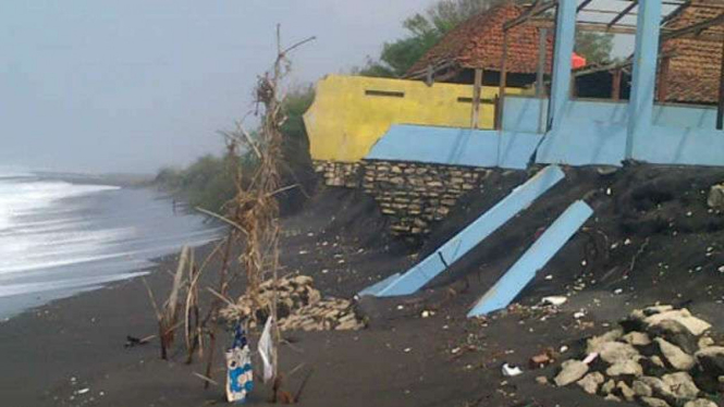 Sejumlah bangunan rumah makan seafood rusak akibat diterjang gelombang pasang di Pantai Depok, Kabupaten Bantul, DI Yogyakarta, pada Senin dini hari hingga pagi, 19 September 2016.