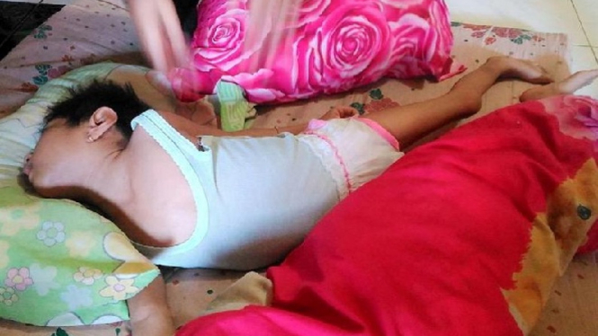 Keadaan menyedihkan Putri Septiani yang tergolek lumpuh layu.