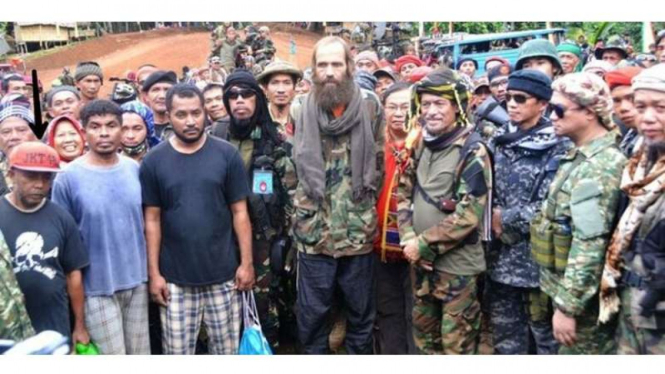 Korban sandera Abu Sayyaf yang berhasil dibebaskan dan dikembalikan ke negaranya masing-masing. Terlihat ada tiga WNI dan seorang warga Norwegia (berjanggut). Diperkirakan masih ada sekitar 27 sandera ditangan mereka.