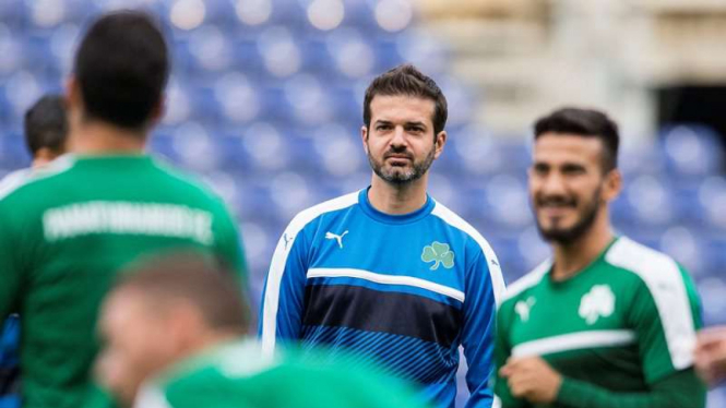 Andrea Stramaccioni (tengah), pelatih Panathinaikos