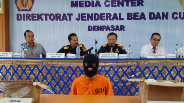 Pria asal Singapura kirim kokain di dalam cangkir paket pos?