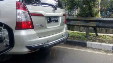 Sensor parkir dan tanduk yang dipasang pada bumper mobil.