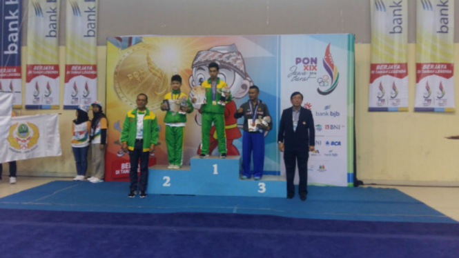 Pengalungan medali di cabang olahraga wushu PON XIX/2016, Jawa Barat.