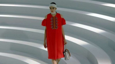 Model memeragakan koleksi Anya Hindmarch