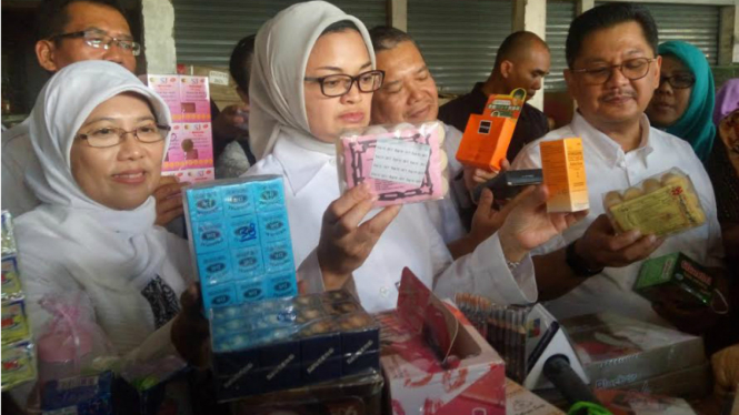 Penggeledahan gudang penyimpanan kosmetik ilegal oleh BPOM.