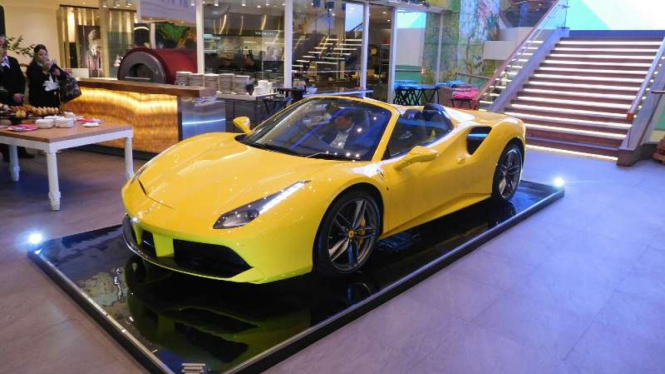 Ferrari 488 Spider diperkenalkan di Jakarta.