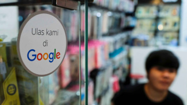 Stiker Google yang dipasang di sebuah toko smartphone di Jakarta.