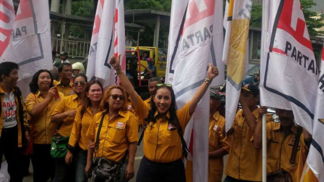 Massa pendukung Ahok-Djarot.