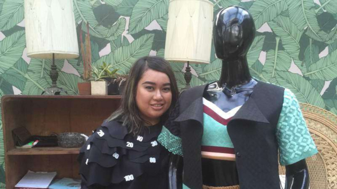 Rinda Salmun dan salah satu koleksinya