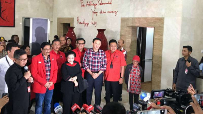 Ketua Umum PDIP, Megawati Soekarnoputri, dampingi Ahok-Djarot mendaftar ke KPU DKI Jakarta, 21 September 2016.