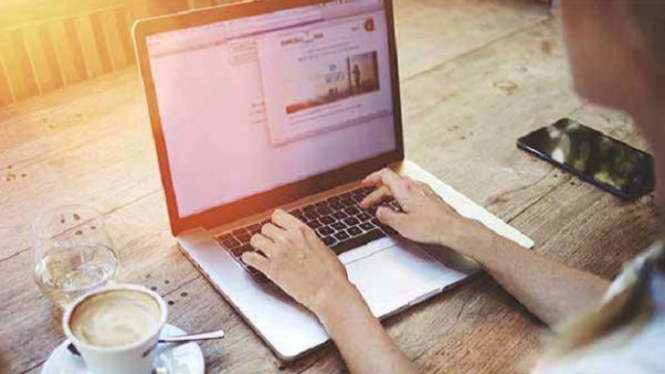 Bekerja di depan laptop mengandalkan wifi.