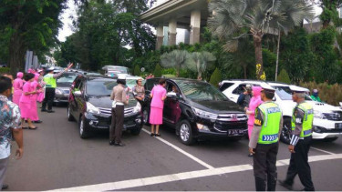 Ibu Bhayangkari dan Polwan bagikan bunga dalam rangka HUT Korlantas