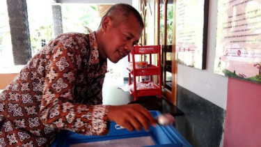 Joko Susilo dan Ice Cream Osiris karya difabel di Kabupaten Bantul, Daerah Istimewa Yogyakarta, pada Kamis, 22 Septmber 2016.
