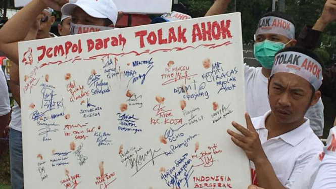 Massa demo tolak Ahok dengan aksi cap jempol darah