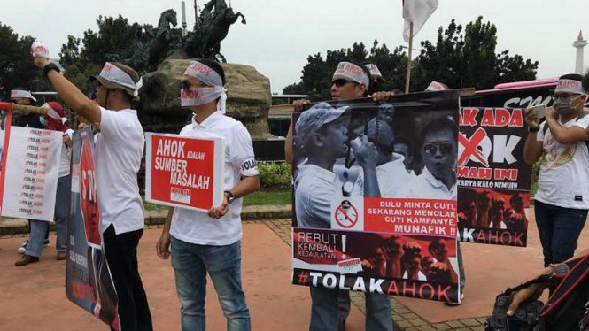 Massa berorasi di Patung Kuda menolak Ahok.