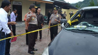 Kapolda Aceh Irjen Pol Husein Hamidi menyaksikan mobil anggota DPR Kabupaten Bener Meriah yang dilempari granat oleh istri sirinya.