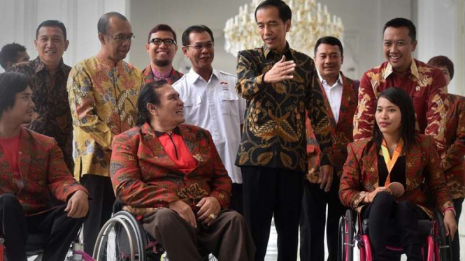 Peraih medali perunggu Paralimpiade 2016, Ni Nengah Widiasih (kanan depan).