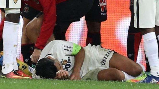 Radamel Falcao tergeletak usai terlibat duel dengan dua pemain Nice