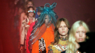 Busana rancangan rumah mode Gucci di Milan Fashion Week Spring/Summer 2017