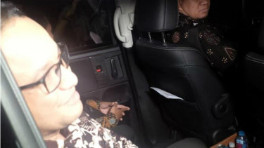 Anies Baswedan keluar dari kediaman Prabowo