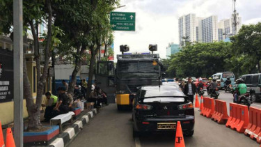 Polisi menjaga kantor KPU DKI